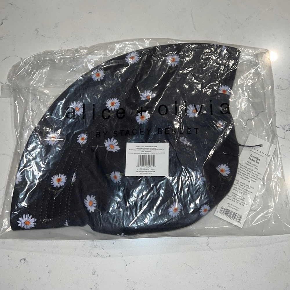 Reversible bucket hat